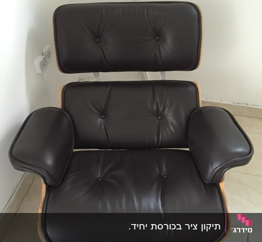 כיסא עור מרופד עם משענות ידיים